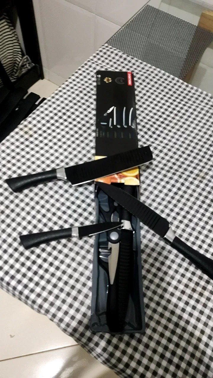 Cliente mostrando o kit de facas profissionais recebido