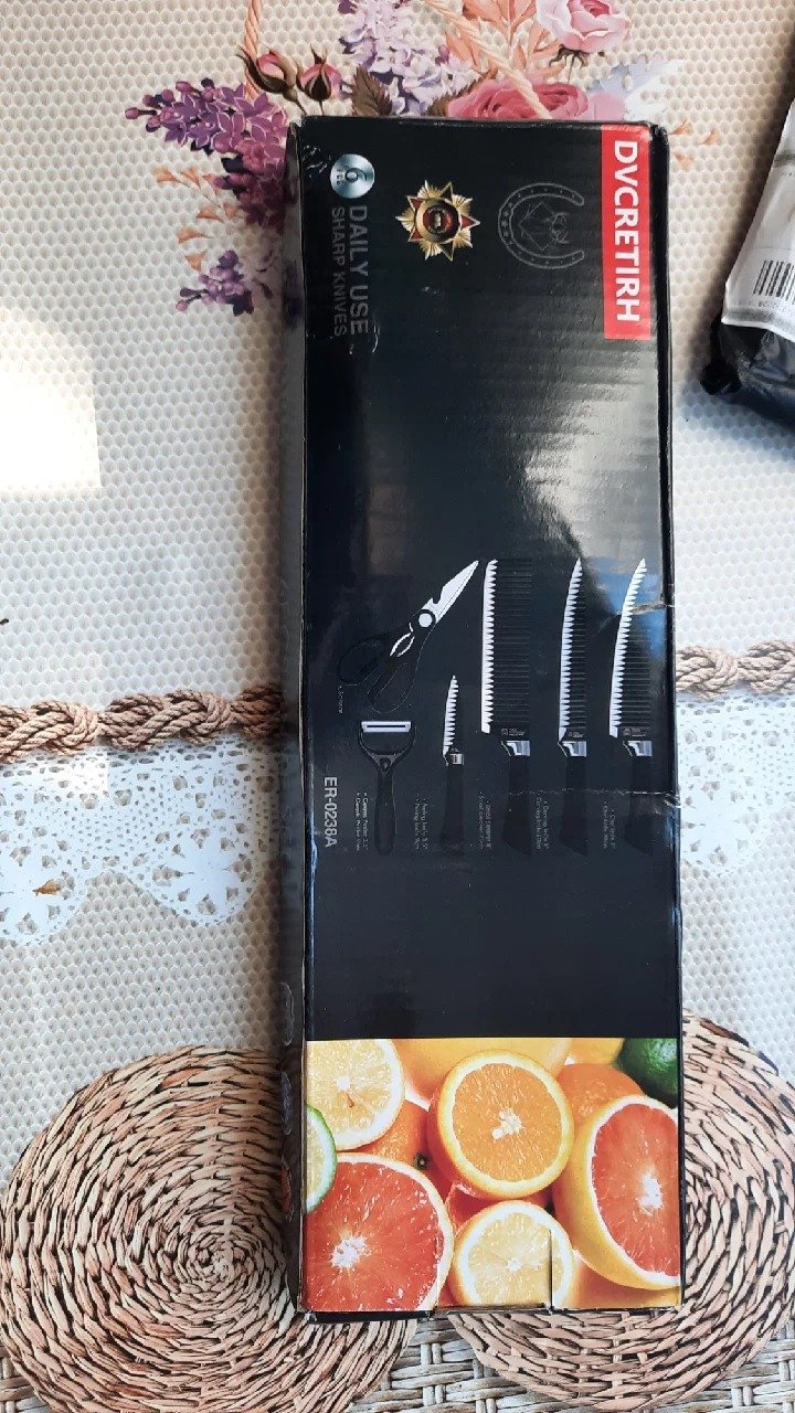 Avaliação visual do kit de facas na cozinha do cliente